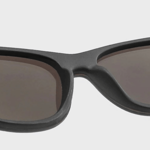 Detalhe da lente do óculos de sol Drav modelo dia a dia em ângulo traseiro na cor preto, disponível em: ethosloja.com.br