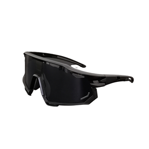 Óculos de sol Gear modelo ciclismo em ângulo traseiro na cor preto com vermelho com fundo escuro na imagem disponível em: ethosloja.com.br