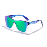 Óculos de sol Lifestyle modelo dia a dia em ângulo lateral na cor verde, disponível em: ethosloja.com.br