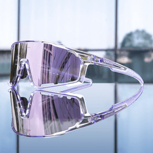 Óculos de sol Movement modelo ciclismo em ângulo lateral na cor lilás em cima de uma mesa espelhada, disponível em: ethosloja.com.br