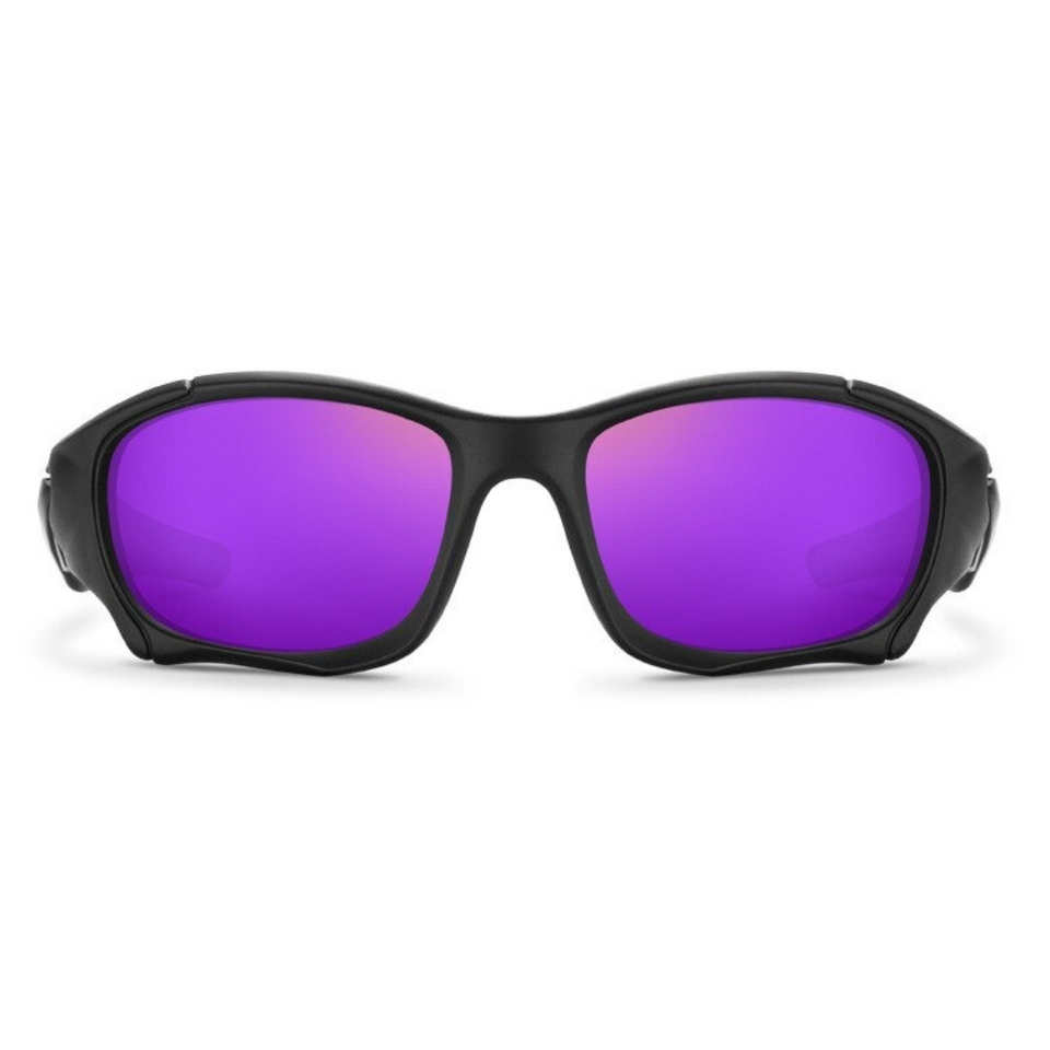 Óculos de sol Pro modelo esportivo em ângulo frontal na cor preto com lente roxa, disponível em: ethosloja.com.br