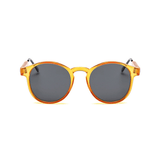 Óculos de sol Round modelo dia a dia em ângulo frontal na cor laranja com preto, disponível em: ethosloja.com.br