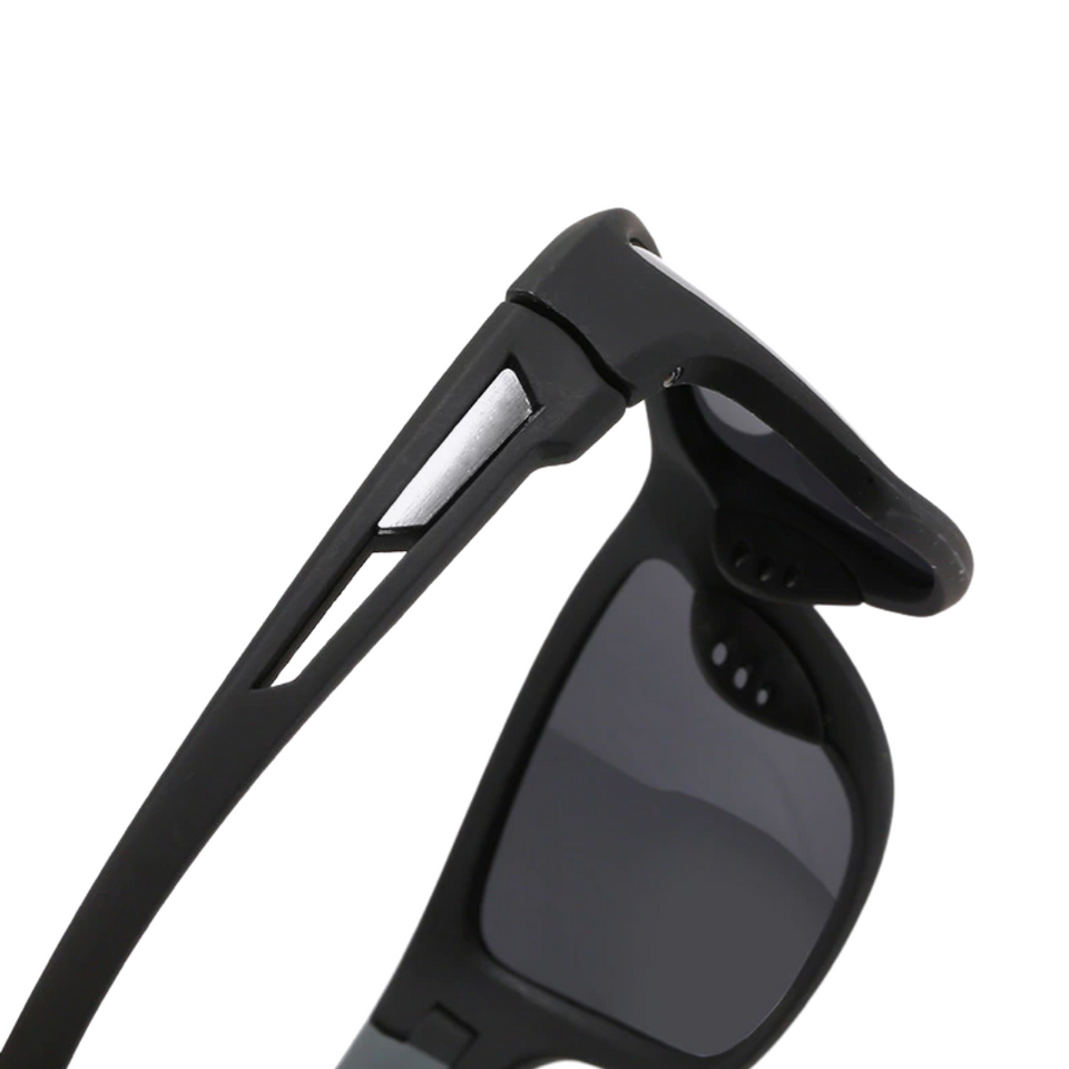 Óculos de sol Action PRO modelo esportivo, imagem em ângulo diagonal mostrando a haste e a parte interna do óculos na cor preta, disponível em: ethosloja.com.br