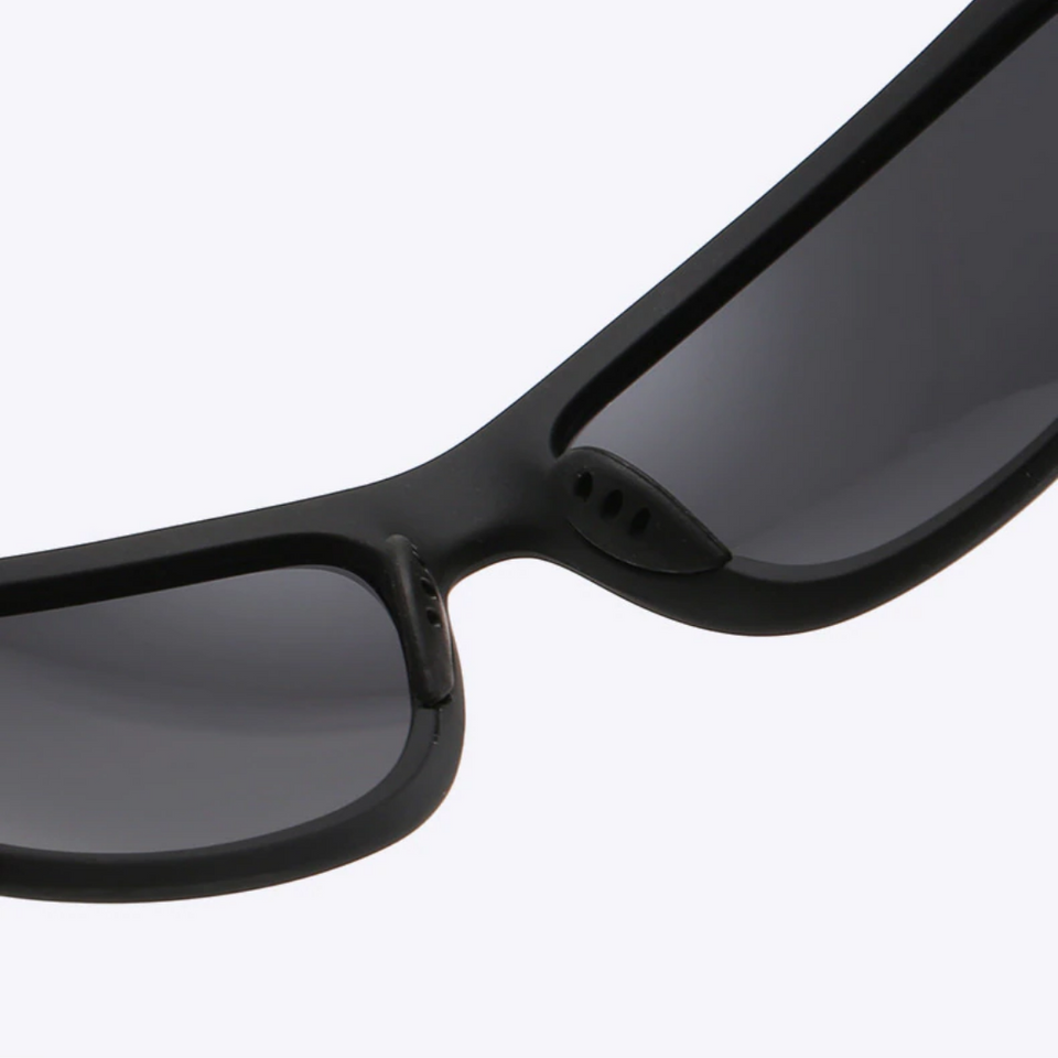 Óculos de sol Action PRO modelo esportivo, imagem em ângulo diagonal mostrando as lentes na parte interna do óculos na cor preta, disponível em: ethosloja.com.br