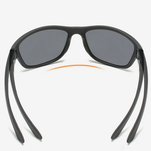 Óculos de sol Action PRO modelo esportivo, imagem ilustrativa mostrando a flexibilidade das hastes, disponível em: ethosloja.com.br
