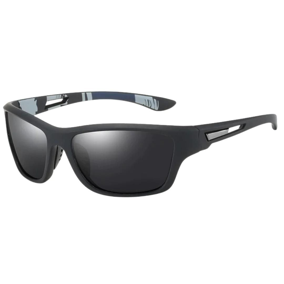 Óculos de sol Action PRO modelo esportivo em ângulo lateral na cor preto, disponível em: ethosloja.com.br