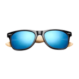 Óculos de sol Bamboo modelo dia a dia em ângulo frontal com as hastes fechadas na cor preto com lente azul, disponível em: ethosloja.com.br