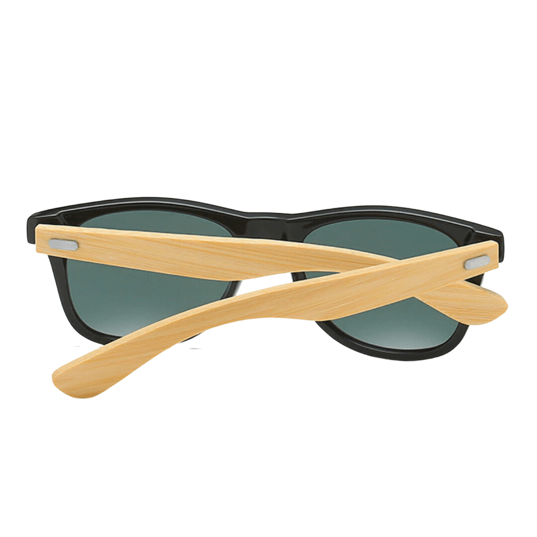 Óculos de sol Bamboo modelo dia a dia em ângulo traseiro com as hastes fechadas na cor preto com lente verde escuro, disponível em: ethosloja.com.br