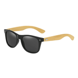 Óculos de sol Bamboo modelo dia a dia em ângulo lateral na cor preto com lente preta, disponível em: ethosloja.com.br
