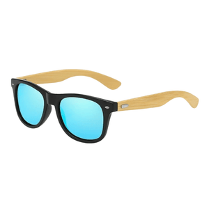 Óculos de sol Bamboo modelo dia a dia em ângulo lateral na cor preto com lente azul, disponível em: ethosloja.com.br