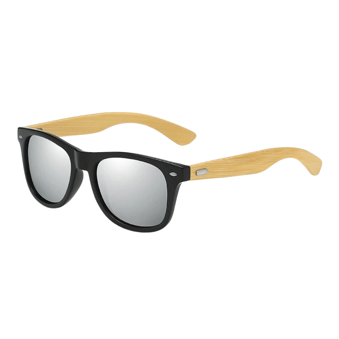 Óculos de sol Bamboo modelo dia a dia em ângulo lateral na cor preto com lente prata, disponível em: ethosloja.com.br