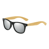 Óculos de sol Bamboo modelo dia a dia em ângulo lateral na cor preto com lente prata, disponível em: ethosloja.com.br