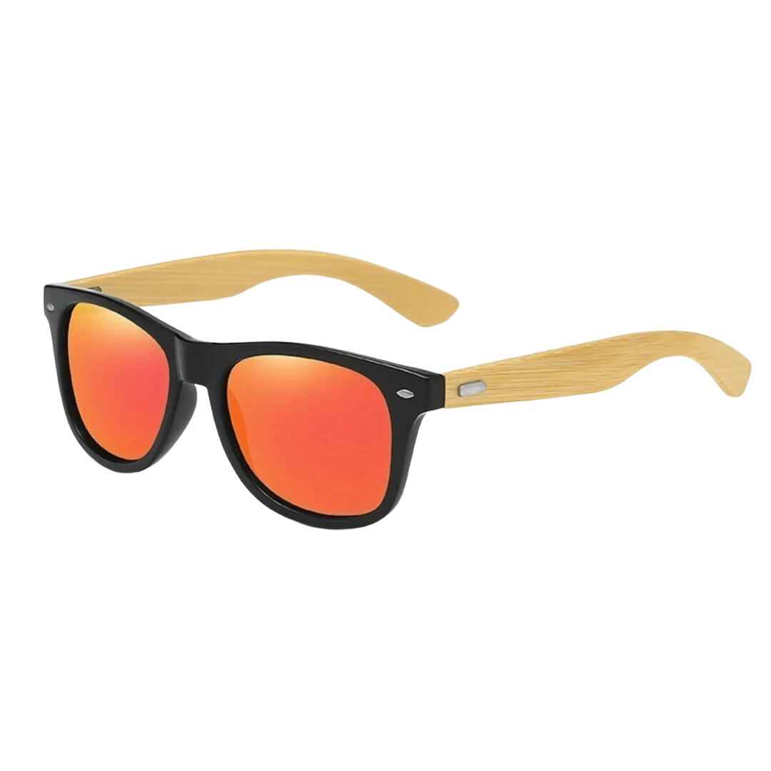 Óculos de sol Bamboo modelo dia a dia em ângulo lateral na cor preto com lente vermelha, disponível em: ethosloja.com.br