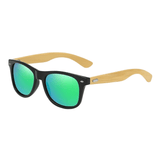 Óculos de sol Bamboo modelo dia a dia em ângulo lateral na cor preto com lente verde, disponível em: ethosloja.com.br
