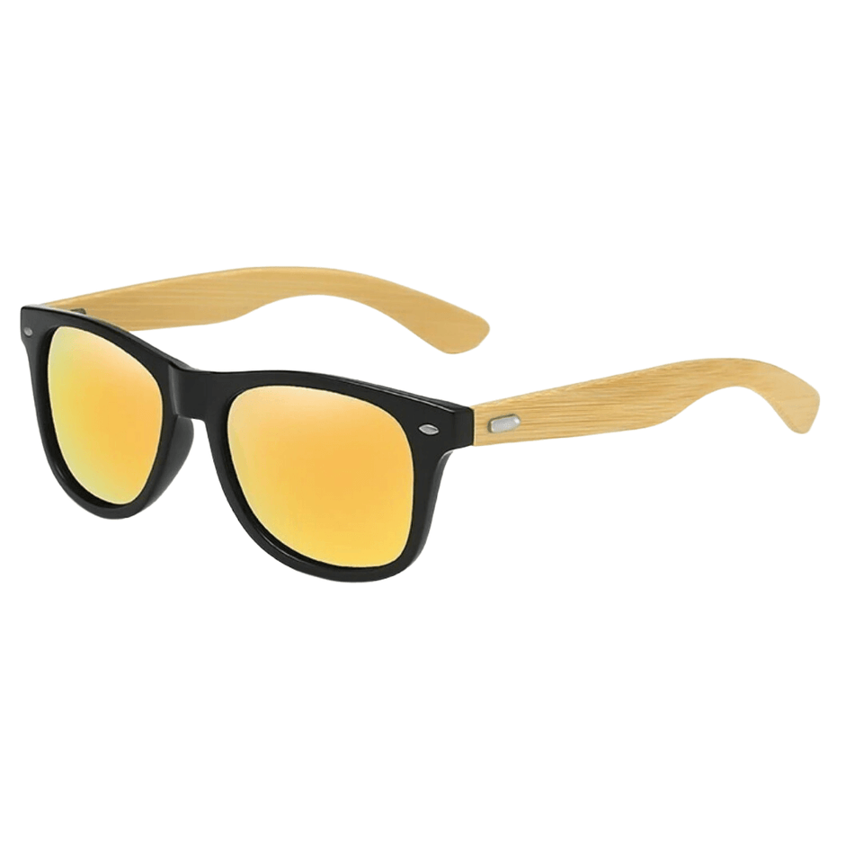 Óculos de sol Bamboo modelo dia a dia em ângulo lateral na cor preto com lente amarela, disponível em: ethosloja.com.br