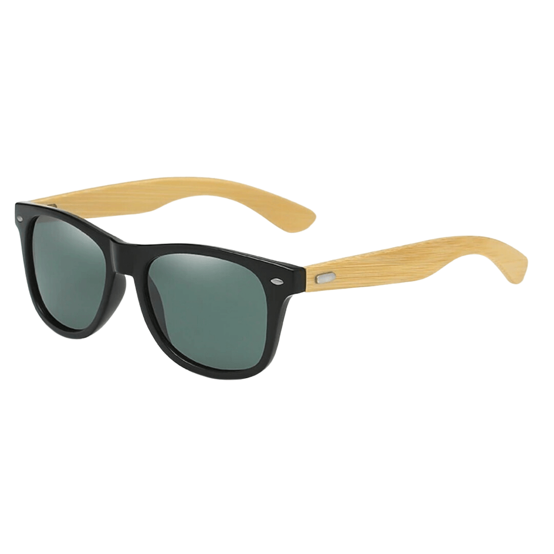 Óculos de sol Bamboo modelo dia a dia em ângulo lateral na cor preto com lente verde escuro, disponível em: ethosloja.com.br