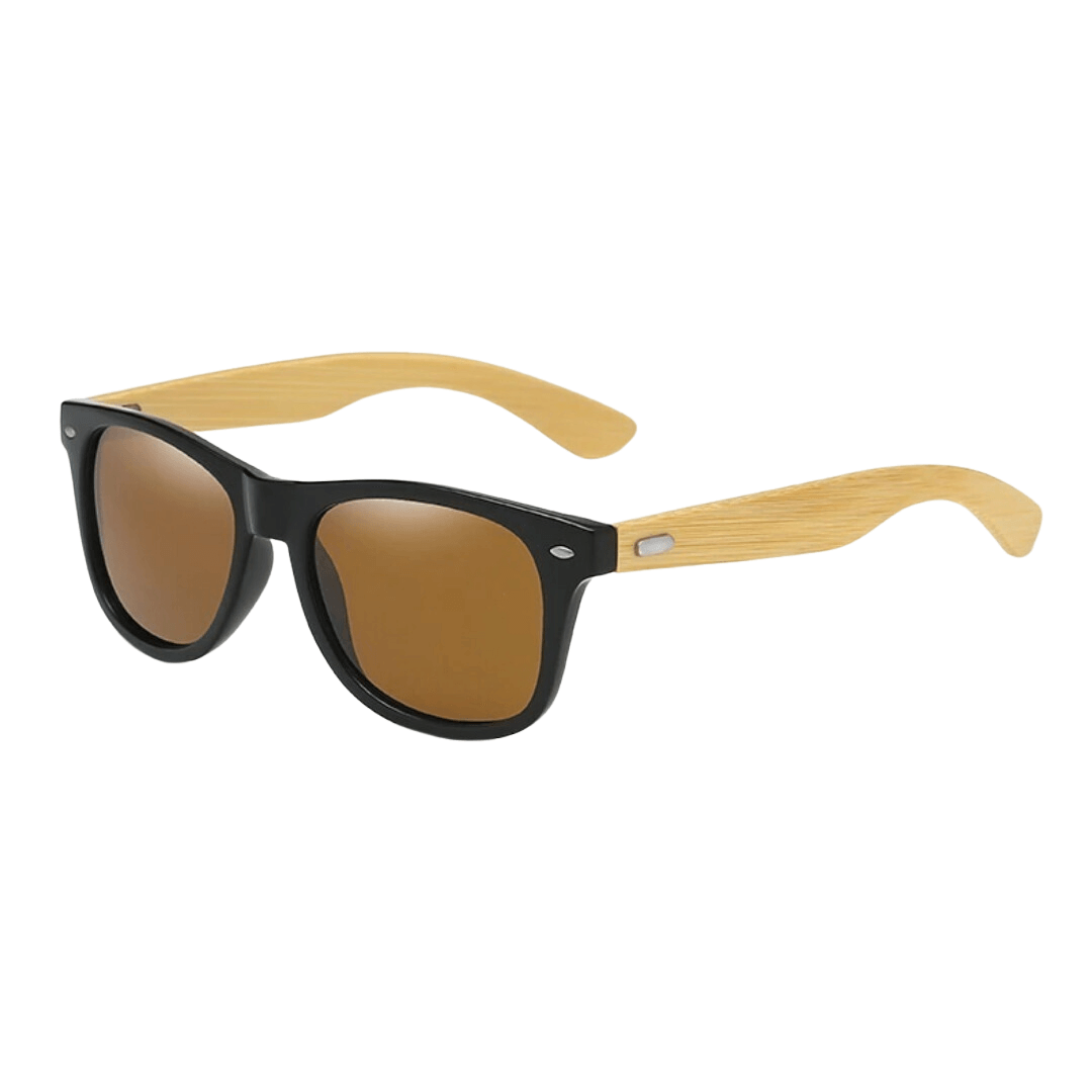 Óculos de sol Bamboo modelo dia a dia em ângulo lateral na cor preto com lente marrom, disponível em: ethosloja.com.brv