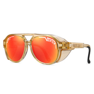 Óculos de sol Carnival modelo dia a dia em ângulo lateral na cor dourado e vermelho, disponível em: ethosloja.com.br