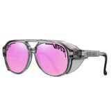 Óculos de sol Carnival modelo dia a dia em ângulo lateral na cor cinza e rosa, disponível em: ethosloja.com.br
