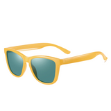 Óculos de sol Cool modelo dia a dia em ângulo lateral na cor amarelo, disponível em: ethosloja.com.br