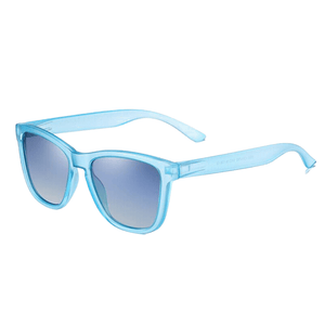 Óculos de sol Cool modelo dia a dia em ângulo lateral na cor azul, disponível em: ethosloja.com.br