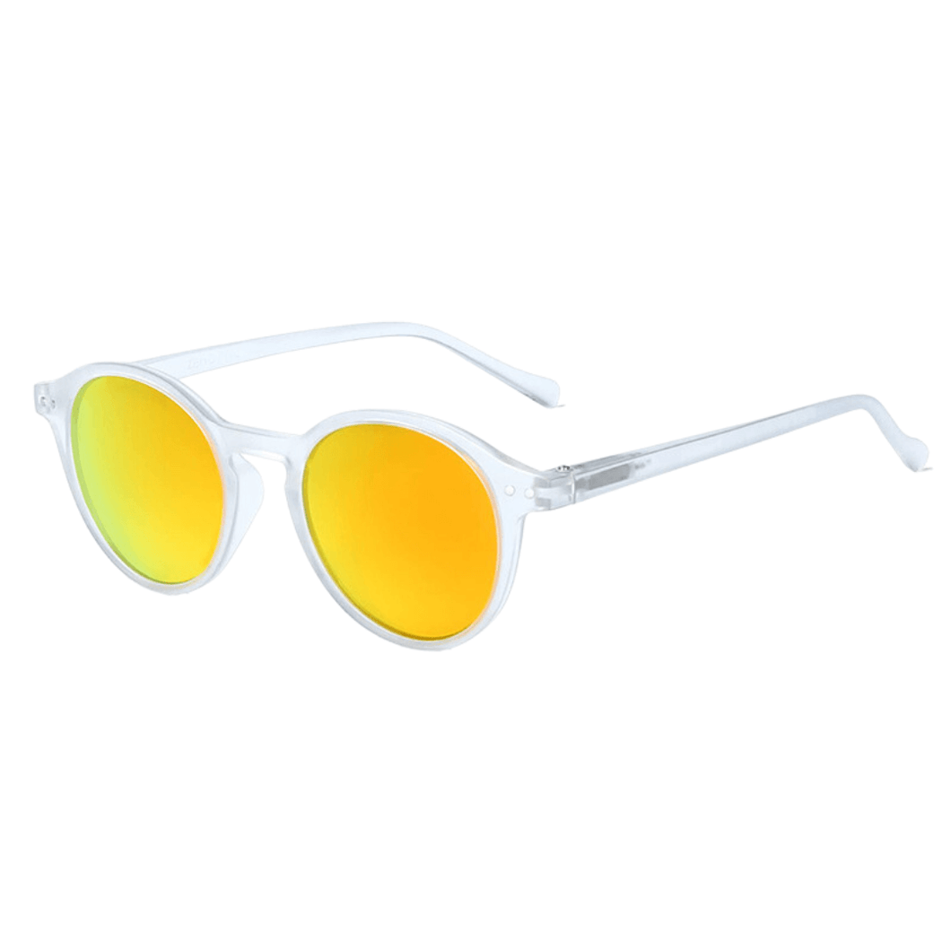 Óculos de sol Crystal modelo dia a dia em ângulo lateral na cor transparente com lente amarela, disponível em: ethosloja.com.br