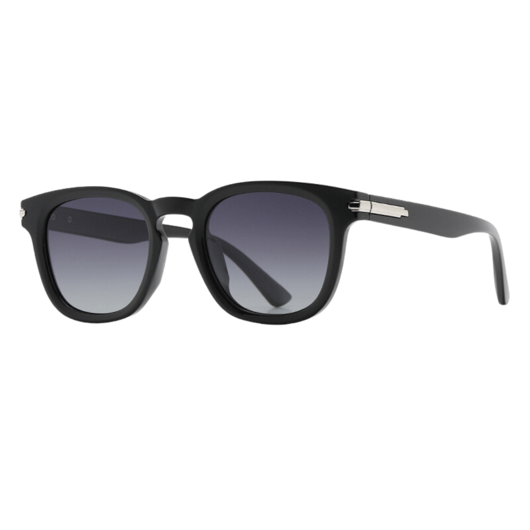 Óculos de sol Dapper modelo dia a dia em ângulo lateral na cor preto, disponível em: ethosloja.com.br