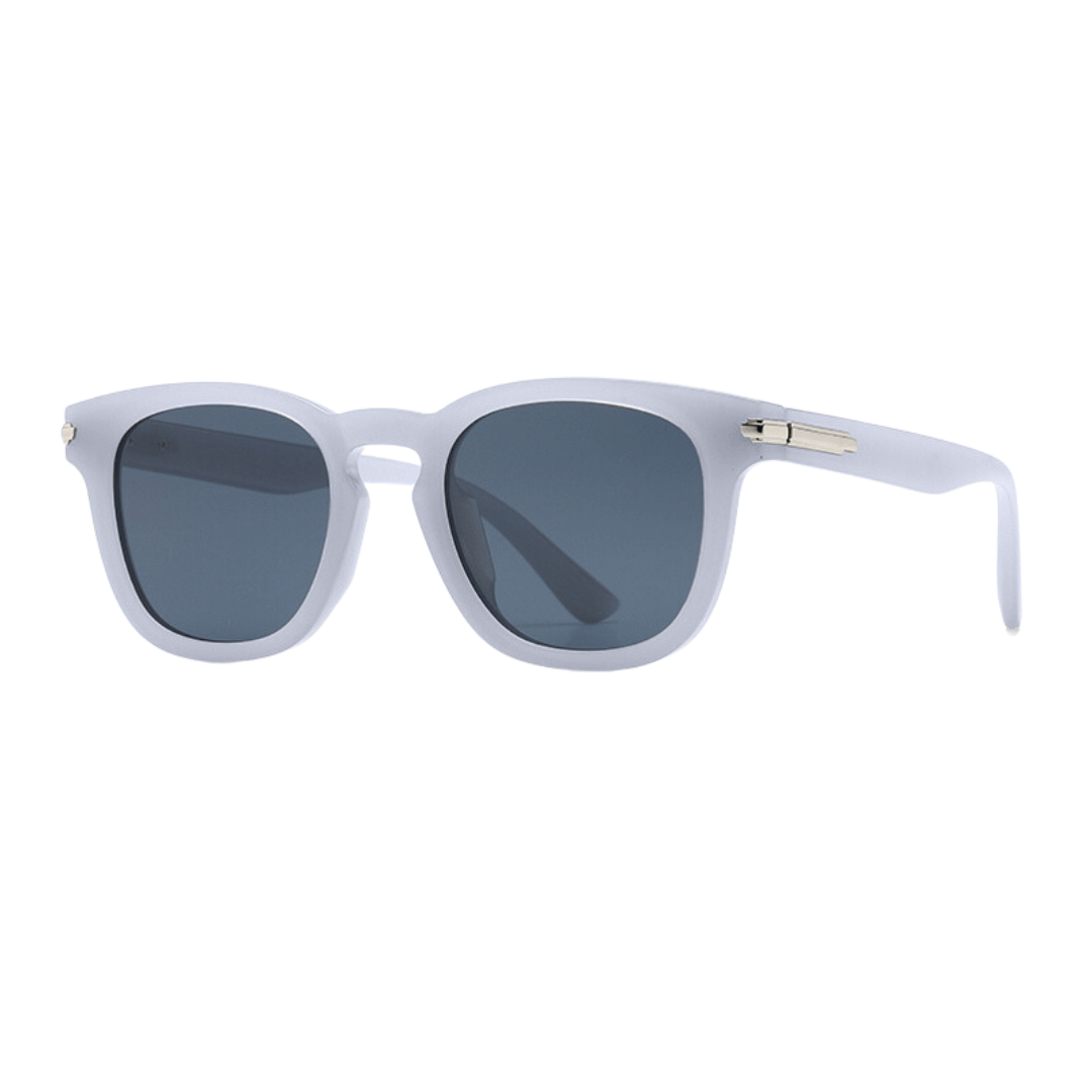 Óculos de sol Dapper modelo dia a dia em ângulo lateral na cor branco, disponível em: ethosloja.com.br