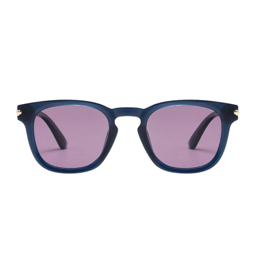 Óculos de sol Dapper modelo dia a dia em ângulo frontal na cor azul, disponível em: ethosloja.com.br