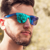 Óculos de sol Eleno modelo dia a dia em modelo masculino, disponível em: ethosloja.com.br