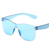 Óculos de sol Erys modelo dia a dia em ângulo lateral na cor azul, disponível em: ethosloja.com.br
