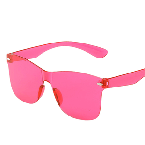 Óculos de sol Erys modelo dia a dia em ângulo lateral na cor rosa, disponível em: ethosloja.com.br