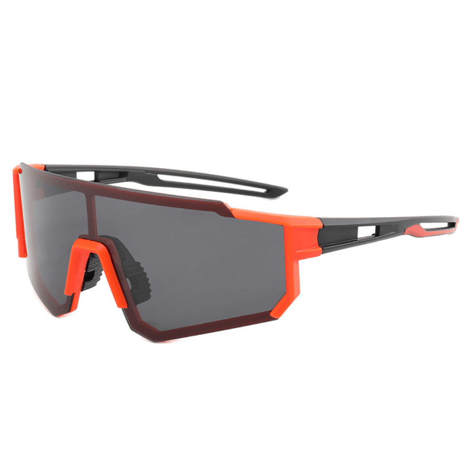 Óculos de sol Expedition modelo ciclismo em ângulo lateral na cor preto com laranja, disponível em: ethosloja.com.br
