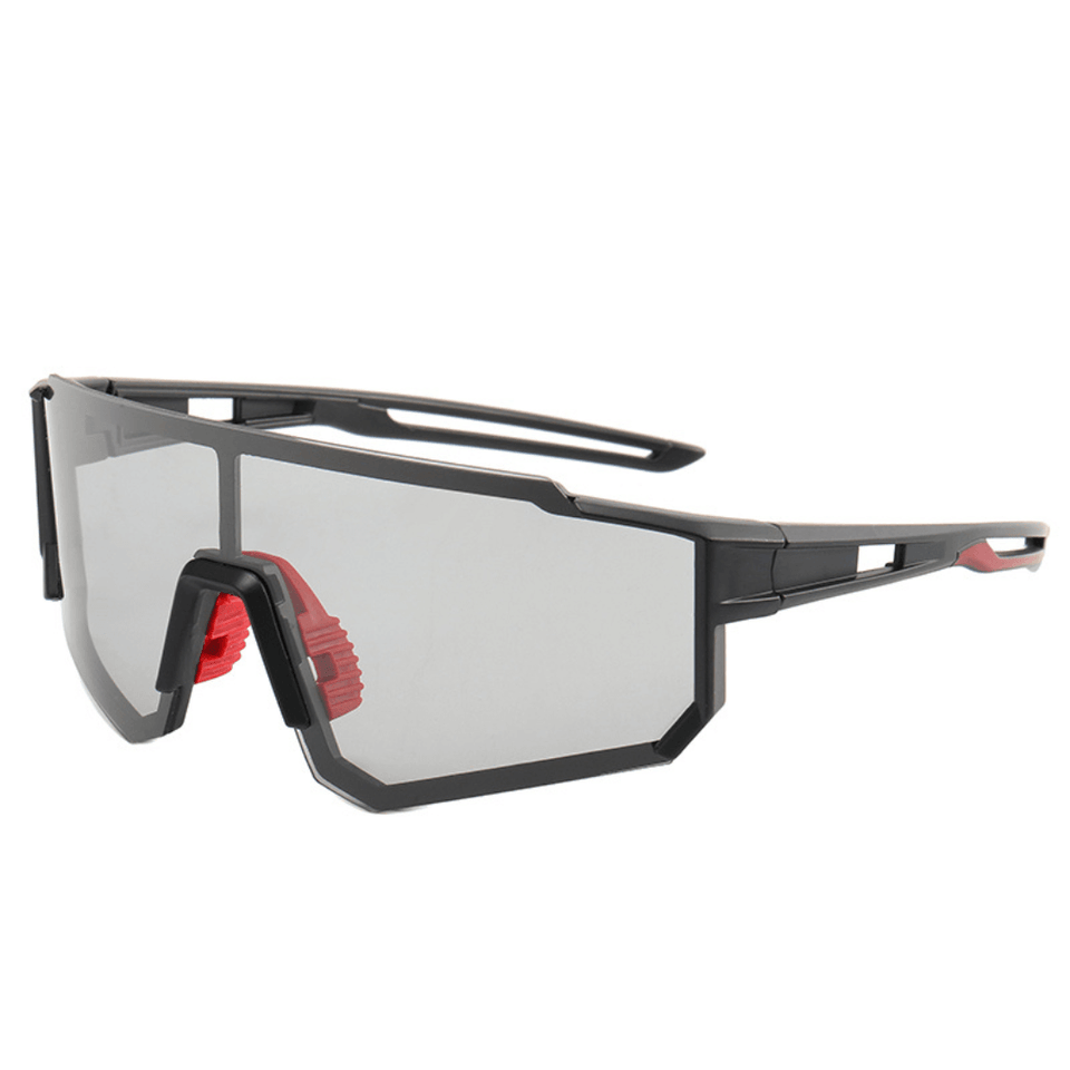 Óculos de sol Expedition modelo ciclismo em ângulo lateral na cor preto com lente transparente, disponível em: ethosloja.com.br