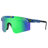 Óculos de sol Extreme modelo ciclismo em ângulo lateral na cor azul com verde, disponível em: ethosloja.com.br