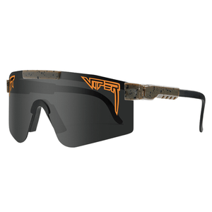 Óculos de sol Extreme modelo ciclismo em ângulo lateral na cor preto com marrom, disponível em: ethosloja.com.br