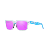 Óculos de sol Galaxy modelo dia a dia em ângulo lateral na cor transparente com rosa e azul, disponível em: ethosloja.com.br