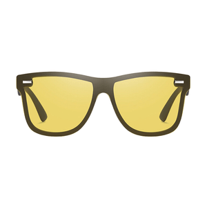 Óculos de sol Gav modelo dia a dia em ângulo frontal na cor preto e amarelo, disponível em: ethosloja.com.br