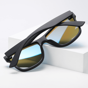 Óculos de sol Gav modelo dia a dia em ângulo diagonal traseiro com as hastes fechadas na cor preto, disponível em: ethosloja.com.br