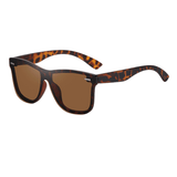 Óculos de sol Gav modelo dia a dia em ângulo lateral na cor leopardo, disponível em: ethosloja.com.br