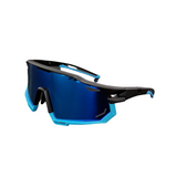 Óculos de sol Gear modelo ciclismo em ângulo lateral na cor preto com azul, disponível em: ethosloja.com.br