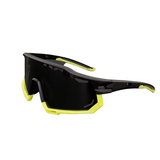 Óculos de sol Gear modelo ciclismo em ângulo lateral na cor preto com amarelo, disponível em: ethosloja.com.br