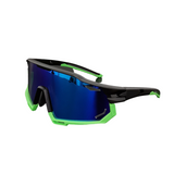 Óculos de sol Gear modelo ciclismo em ângulo lateral na cor preto com verde, disponível em: ethosloja.com.br