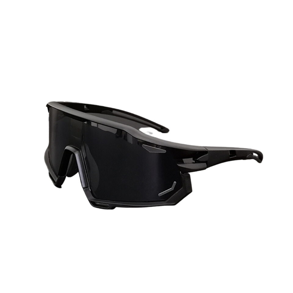 Óculos de sol Gear modelo ciclismo em ângulo lateral na cor preto, disponível em: ethosloja.com.br