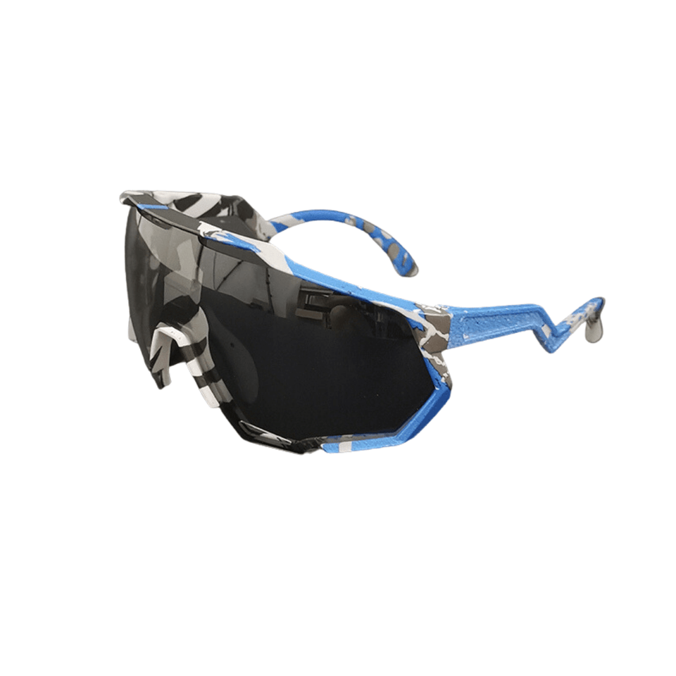 Óculos de sol Helmet modelo ciclismo em ângulo lateral na azul claro, disponível em: ethosloja.com.br