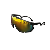 Óculos de sol Helmet modelo ciclismo em ângulo lateral na cor preto com lente amarela, disponível em: ethosloja.com.br