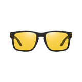 Óculos de sol Hoddie modelo dia a dia em ângulo frontal na cor amarelo, disponível em: ethosloja.com.br