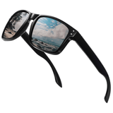 Óculos de sol Hoddie modelo dia a dia em ângulo diagonal na cor preto com paisagem na lente, disponível em: ethosloja.com.br