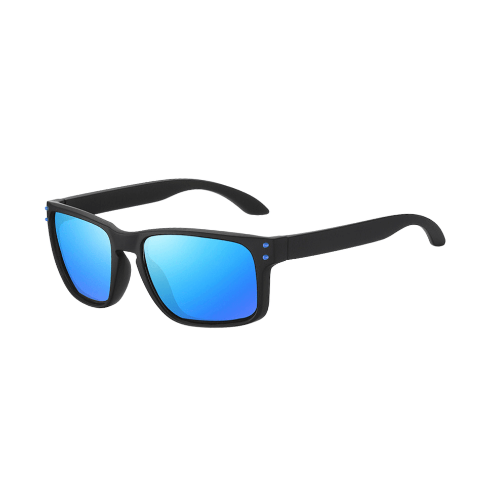 Óculos de sol Hoddie modelo dia a dia em ângulo lateral na cor azul, disponível em: ethosloja.com.br