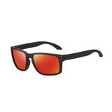 Óculos de sol Hoddie modelo dia a dia em ângulo lateral na cor vermelho, disponível em: ethosloja.com.br